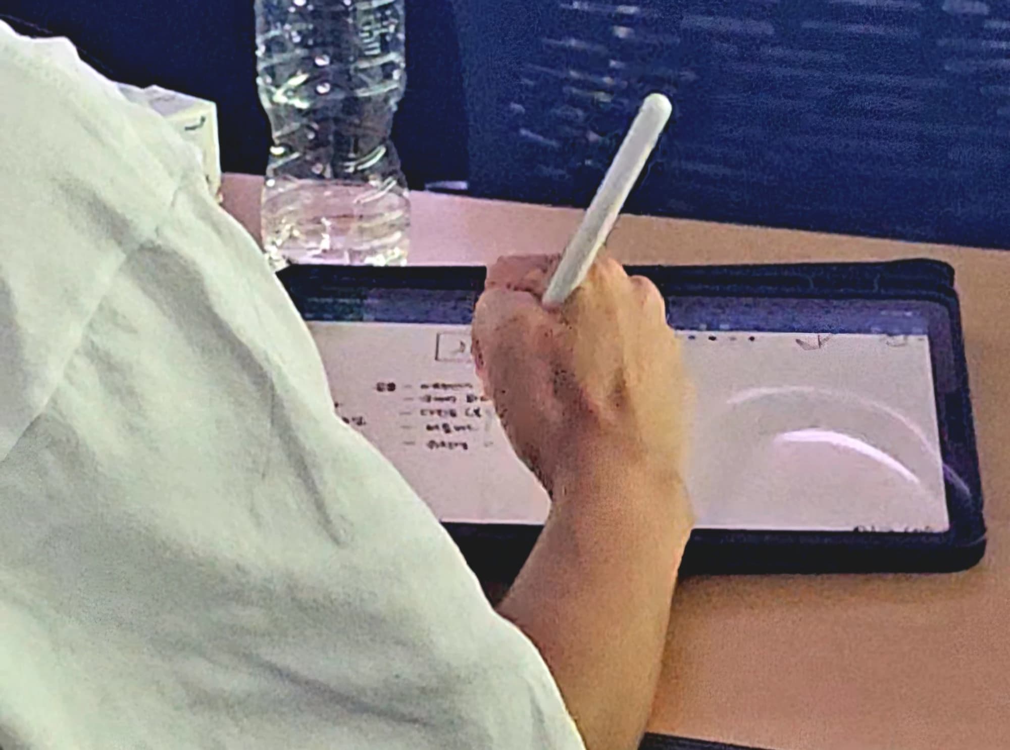 태블릿에 메모하며 특강을 듣는 참가자